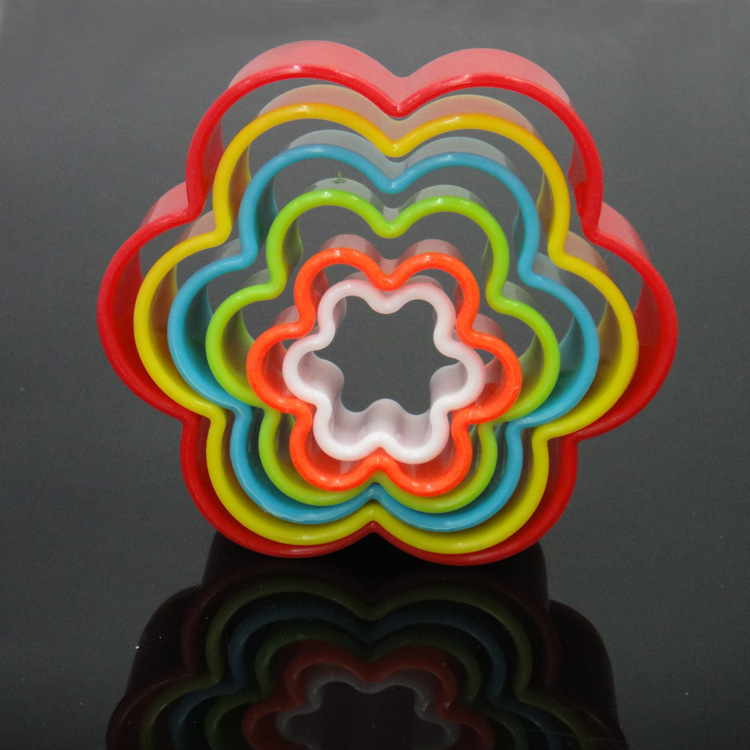 5PCS Set Plastic Stocked Cookie Biscuit Cutters 2.jpg