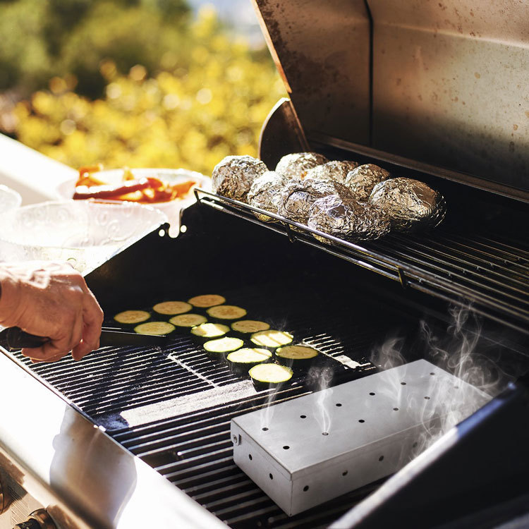 Charcoal Grill with Wooden Handles — product detail 3 | YinHao Houseware